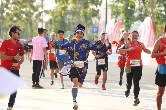 Hàng ngàn người chạy marathon dưới cái lạnh của Sài Gòn