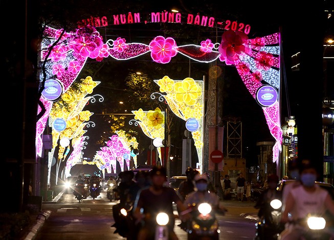 Đường phố Sài Gòn rực rỡ đón năm mới 2020