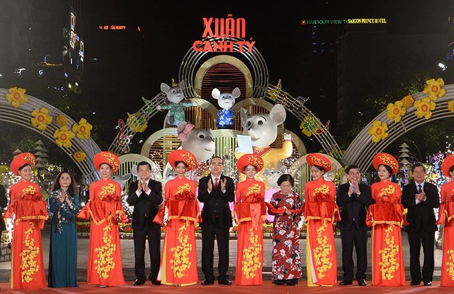 Người dân tham quan đường hoa Nguyễn Huệ xuân Canh Tý 2020