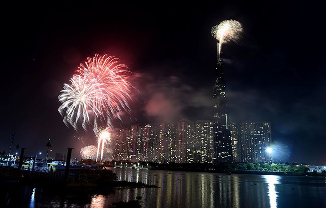 Pháo hoa rực sáng TP.HCM đón năm mới Canh Tý 2020