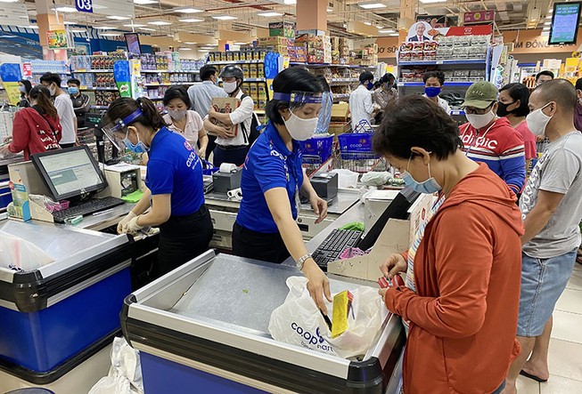 Chùm ảnh: Siêu thị, cửa hàng ở TP.HCM dồi dào hàng hóa