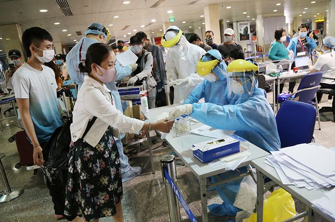 Chùm ảnh: Các bước xét nghiệm COVID-19 ở sân bay Tân Sơn Nhất
