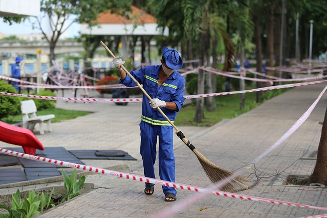 'Mạng nhện' ngăn người vào công viên để chống COVID-19