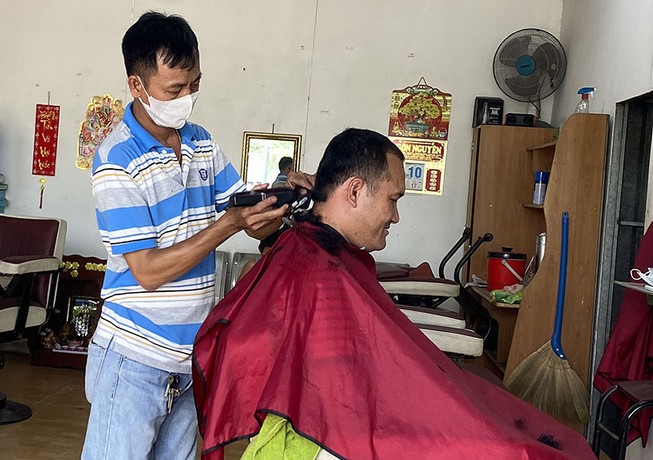 Hàng quán 'hồi sinh' trong ngày đầu nới lỏng cách ly xã hội