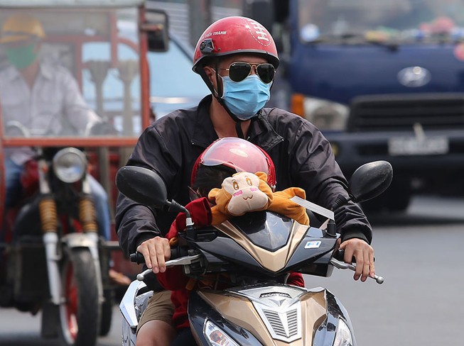 Người dân vật vã dưới trời nóng như đổ lửa ở Sài Gòn