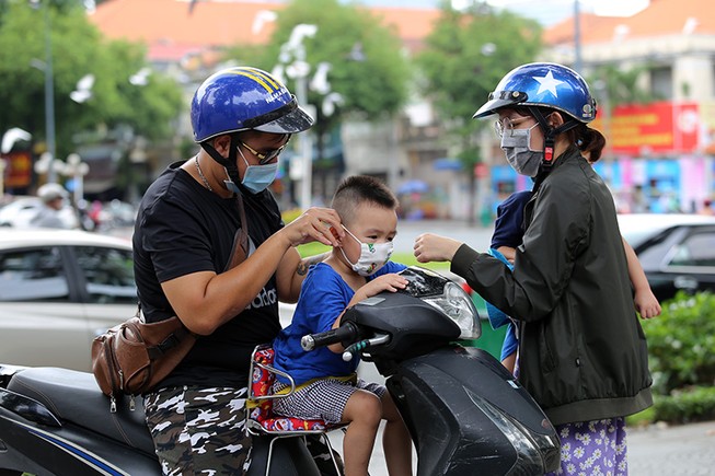 Sáng 5-8, người Sài Gòn đeo khẩu trang kín mít khi ra đường