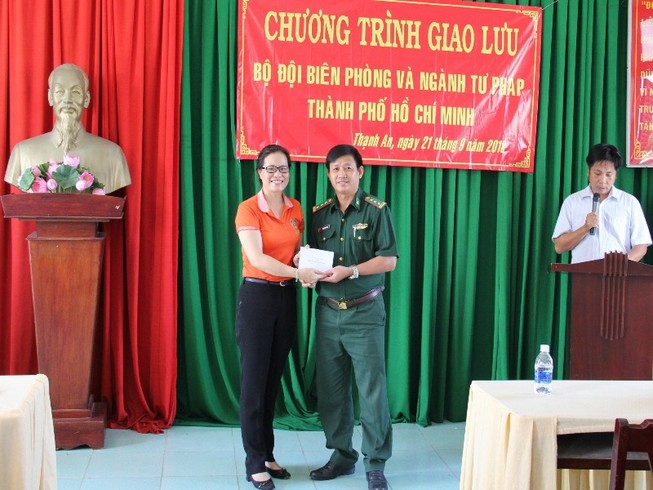 Sở Tư pháp TP.HCM thăm, tặng quà xã đảo Thạnh An