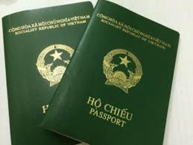 Làm rách hộ chiếu, cấp lại nộp tiền gấp đôi?