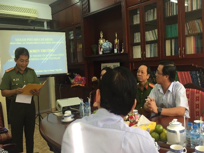 Khen thưởng cán bộ Sở Tư pháp TP bắt tội phạm truy nã