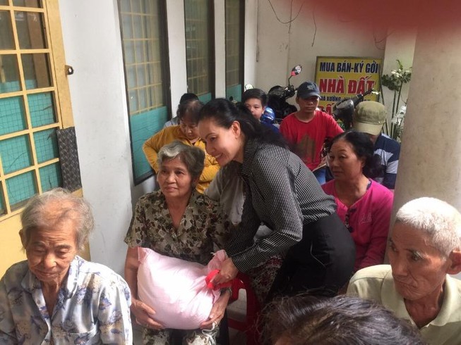 Đại biểu Quốc hội TP.HCM tặng quà tết cho hộ nghèo, khó khăn