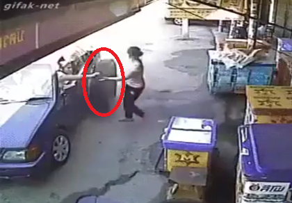 Cô gái thoát chết trong gang tấc khi lốp xe bất ngờ lao đến