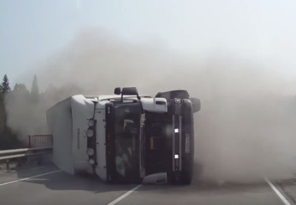 Xe container nổ lốp suýt gây tai nạn kinh hoàng
