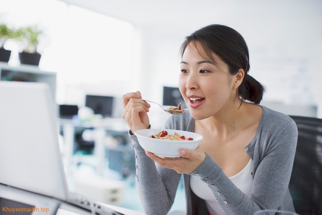 Vì sao bạn không nên ăn trưa tại bàn làm việc?