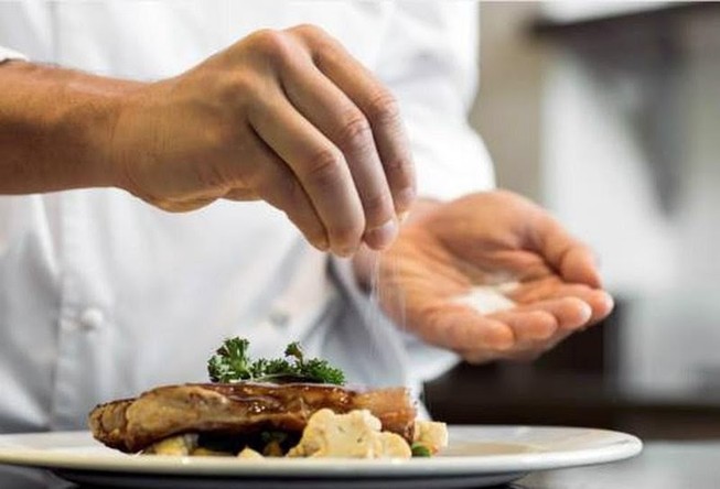 Cách giảm bớt ăn quá mặn để bảo vệ sức khỏe