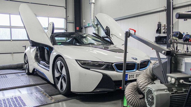 Độ lại BMW i8 mạnh hơn cả siêu xe