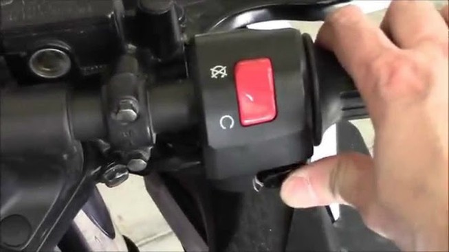 Vì sao bấm nút đề nhưng không khởi động được xe máy?