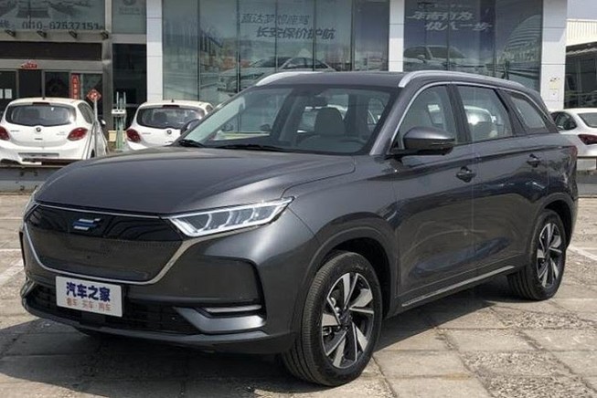 SUV Trung Quốc là xe điện nhưng lại có ống xả?