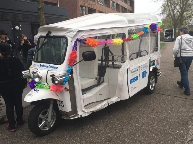 Xe tuk tuk Thái trang bị vách nhựa cách ly COVID-19