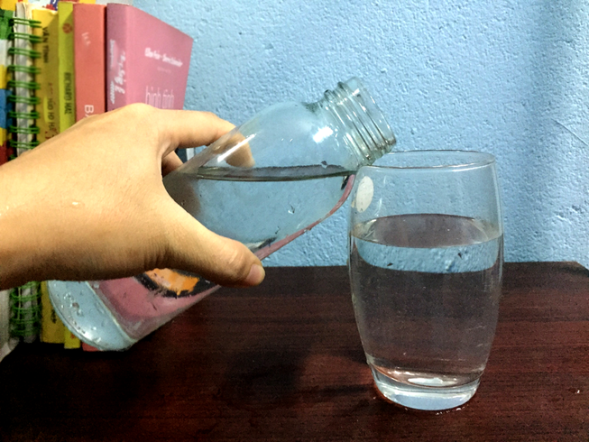 Bảo quản nước uống trong chai thủy tinh có an toàn không?