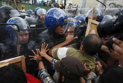 Cảnh sát dùng vòi rồng ngăn đám đông biểu tình tại APEC