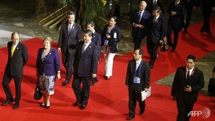 Ông Tập 'lẻ loi' đi trên thảm đỏ APEC