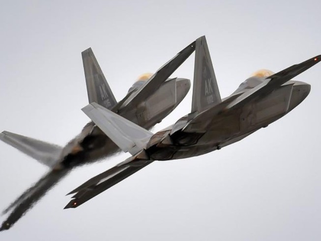 Mỹ tung F-22 chặn 2 oanh tạc cơ Nga áp sát biên giới