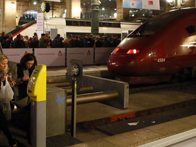 Sơ tán khẩn tại nhà ga Paris vì đe dọa khủng bố