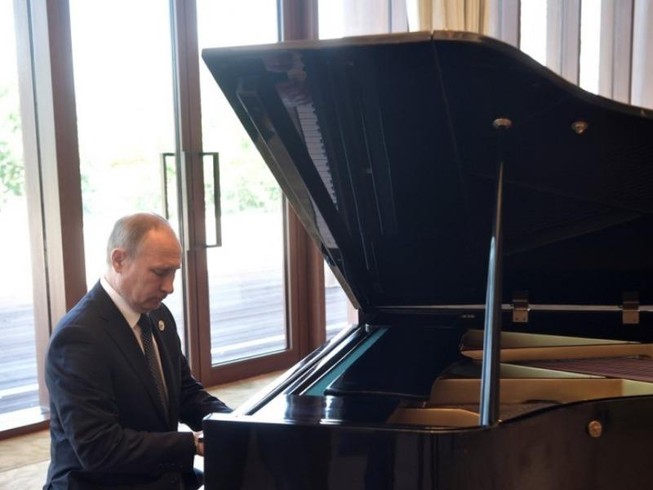 Mạng Trung Quốc phát cuồng vì ông Putin chơi piano