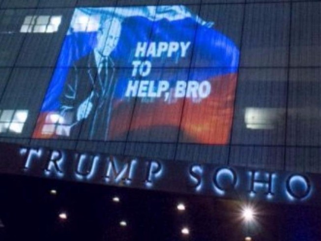 Khách sạn ông Trump trưng hình ông Putin ngay mặt tiền