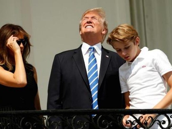 Ông Trump không đeo kính xem nhật thực toàn phần
