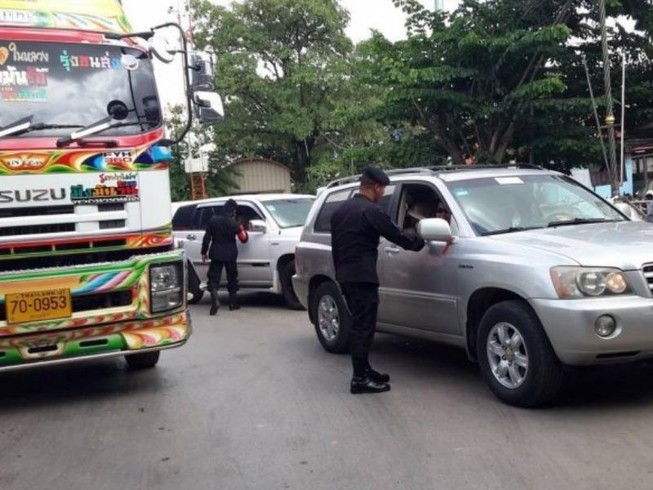 Thái Lan lùng sục từng xe tìm bà Yingluck