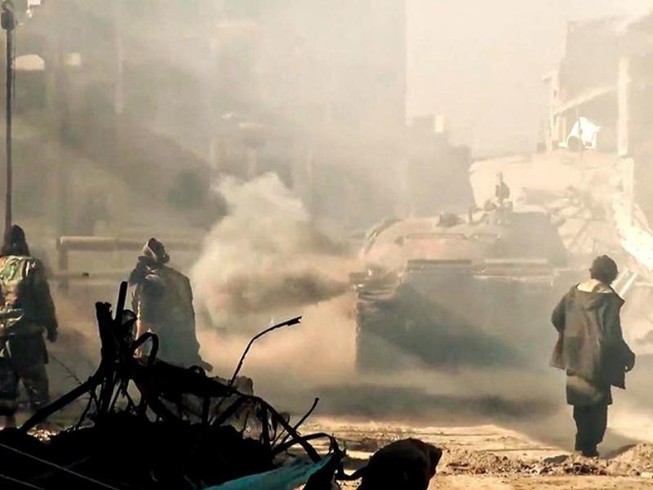IS lôi vũ khí hạng nặng ra ‘nghênh chiến’ ở Syria