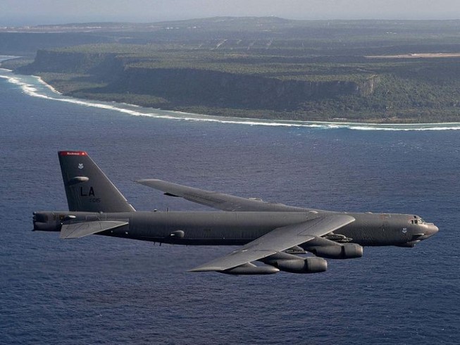 Mỹ điều 2 oanh tạc cơ B-52 bay gần Trường Sa