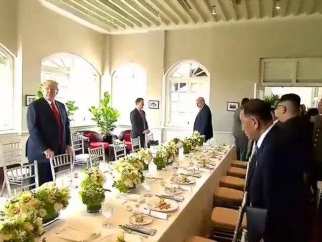 Ông Trump, ông Kim bắt đầu ăn trưa