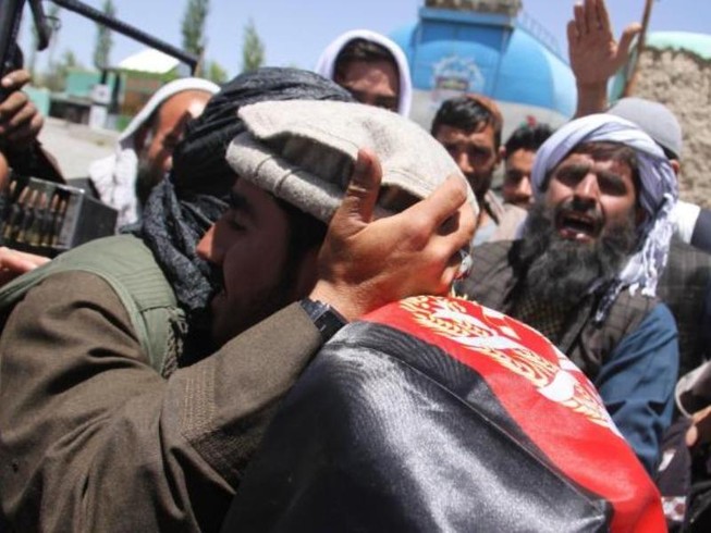 Sốc: Taliban bắt tay, ôm lực lượng Afghanistan, IS 'phá đám'