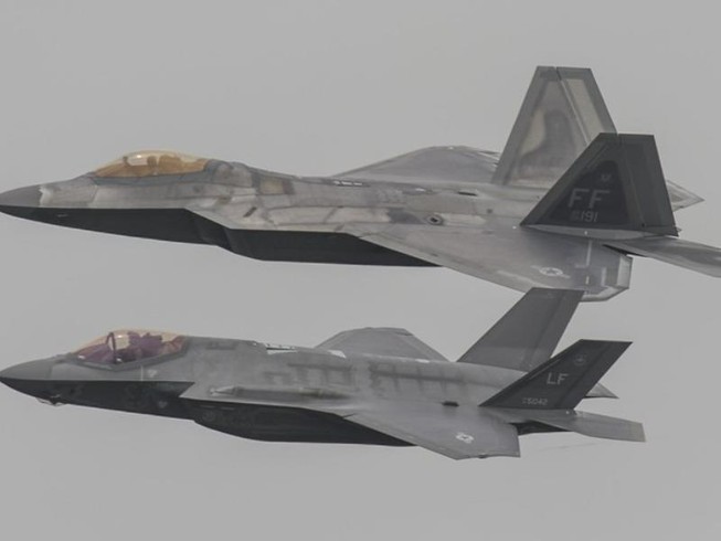 Mỹ muốn chế tạo siêu tiêm kích lai giữa F-22 và F-35