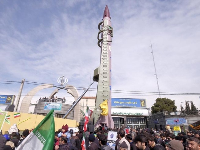 Iran cảnh báo căn cứ Mỹ nằm trong tầm bắn của tên lửa
