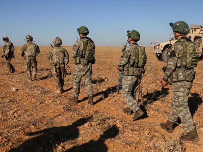 Nhóm binh sĩ Mỹ đầu tiên rút khỏi Syria