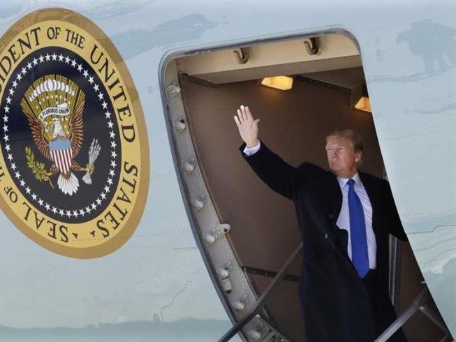 Tổng thống Trump lên chuyên cơ Không lực Một tới Việt Nam
