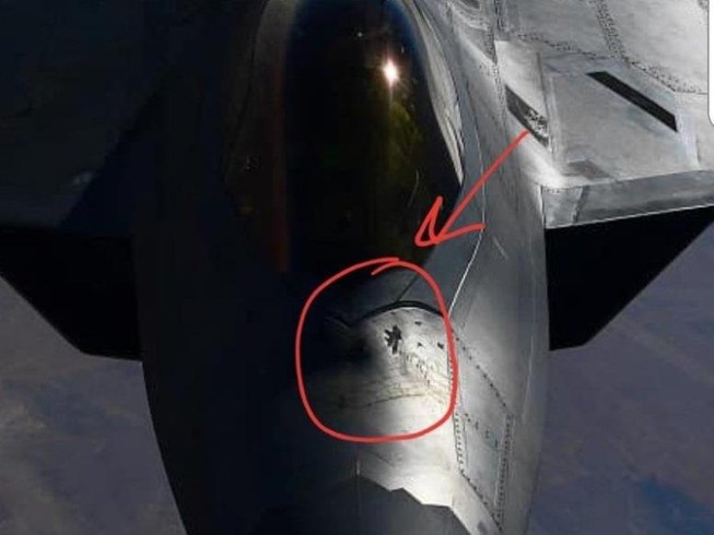 F-22 Mỹ bong sơn tàng hình khi bay tuần tra ở Syria