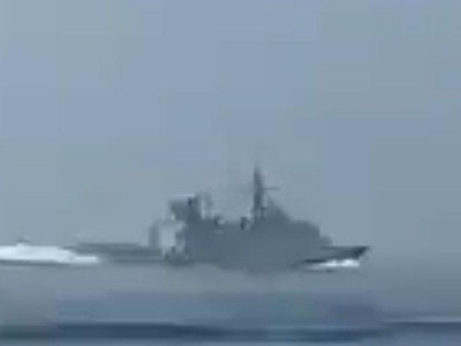 Video Iran rượt đuổi chiến hạm Anh ở eo biển Hormuz gây sốt