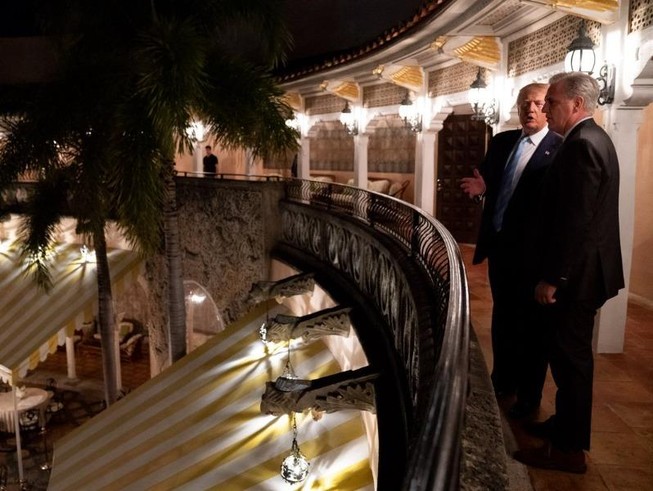 Tổng thống Mỹ Donald Trump tại khu nghỉ dưỡng Mar-a-Lago vào tối 2-1. Ảnh: TWITTER