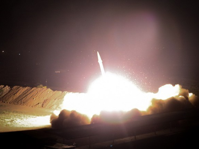 Tên lửa Iran nhắm vào căn cứ Mỹ ở Iraq. Ảnh: SPUTNIK
