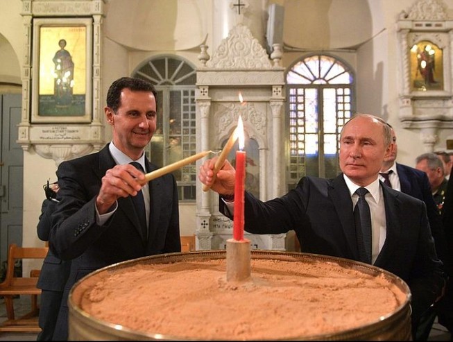 Tổng thống Nga Putin (phải) thăm Syria hôm 7-1.