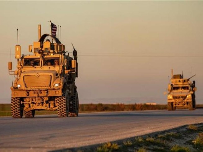 Đoàn xe quân sự Mỹ di chuyển ở vùng ngoại ô TP Qamishli, đông bắc Syria. Ảnh: AFP