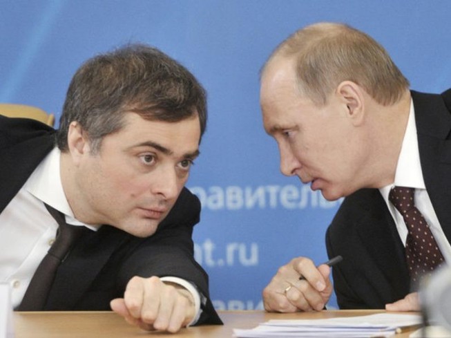 Ông Vladislav Surkov (trái) và Tổng thống Nga Vladimir Putin.