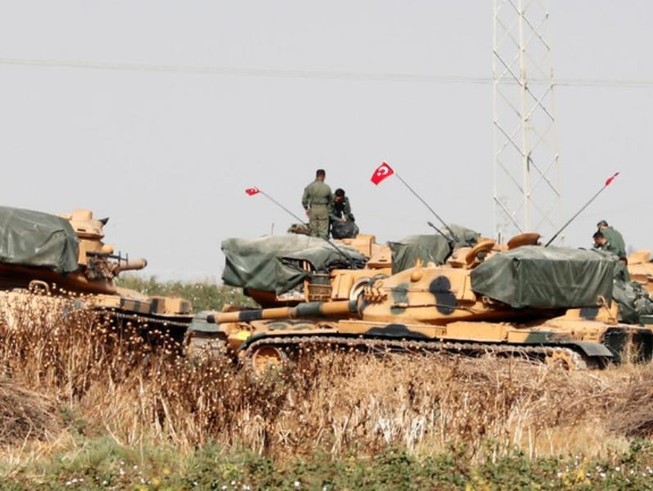 Binh sĩ Thổ Nhĩ Kỳ đứng trên xe tăng gần biên giới Syria-Thổ Nhĩ Kỳ.