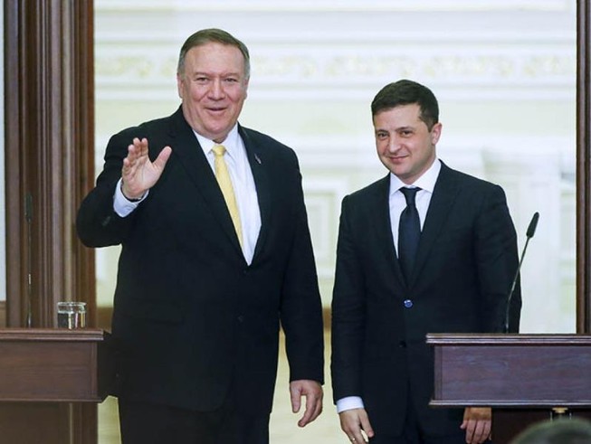 Ngoại trưởng Mỹ Mike Pompeo (trái) và Tổng thống Ukraine Volodymyr Zelenskiy.