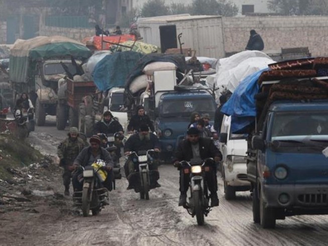 Người dân Syria ở Idlb di tản khi quân chính phủ tấn công.