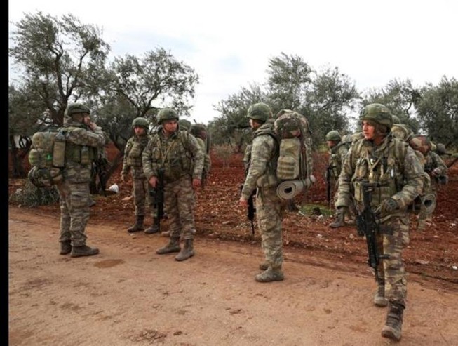 Binh sĩ Thổ Nhĩ Kỳ tập trung tại làng Qaminas, cách TP Idlib, tây bắc Syria.